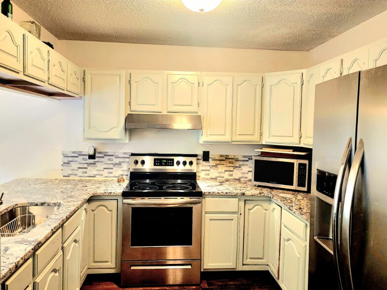 Building Photo - 701 Parkway Vista Dr