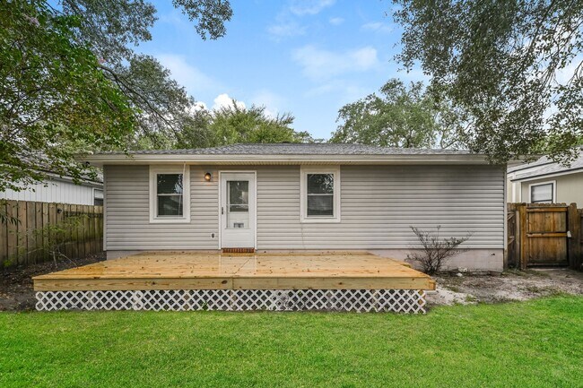 Building Photo - Between Beach & Bay – Gorgeous 3-Bed Coast...