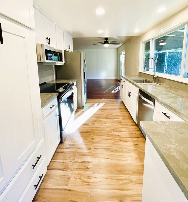 Building Photo - 58 Stanford Ct