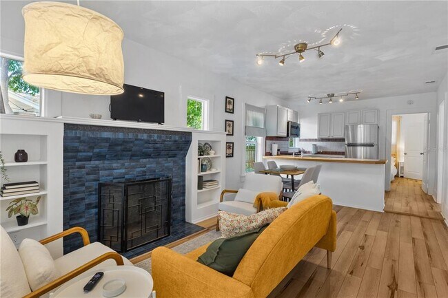 Building Photo - 918 16th St W