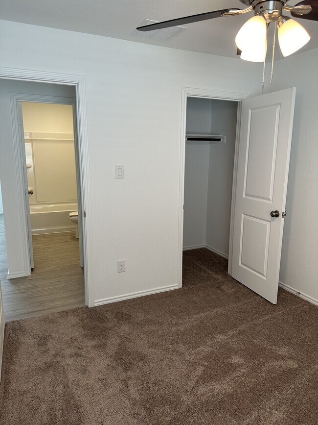 Building Photo - 2422 Broken Arrow