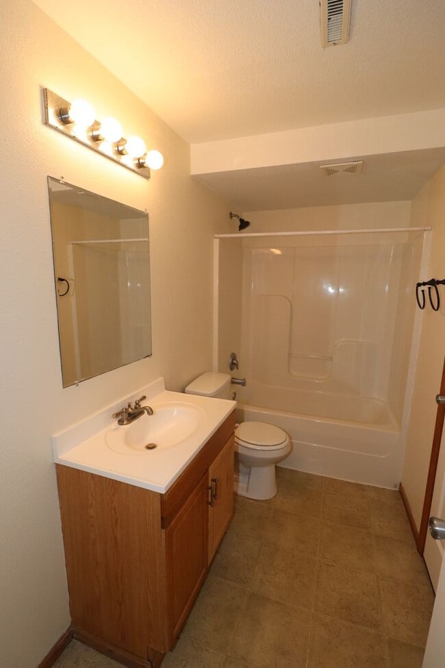 Building Photo - Spacious Home for rent!