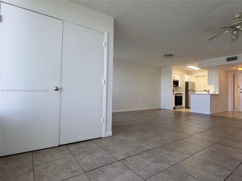 Building Photo - 2831 N Oakland Forest Dr