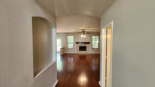 Building Photo - Located In the heart of Stone Oak