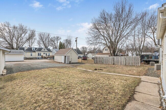 Building Photo - 521 Main St E