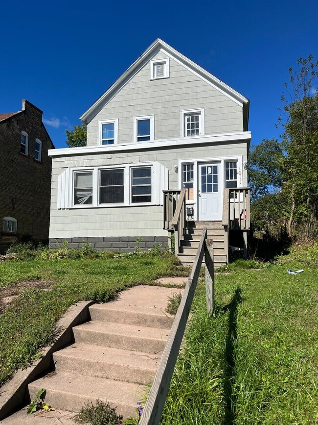 Building Photo - JUNE 2026 - Duluth MN 7 Bed - 2 Bath Singl...