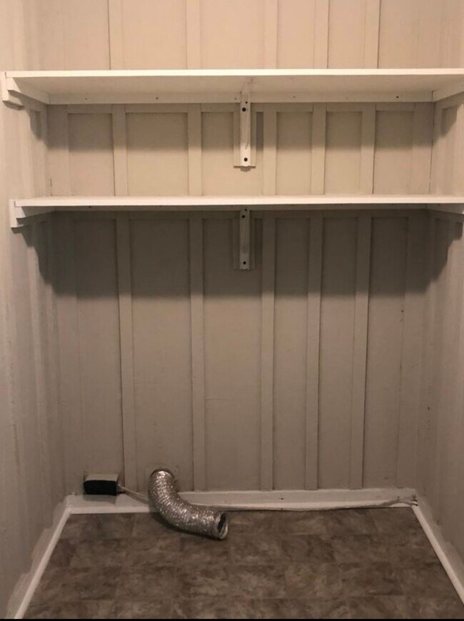 Building Photo - 501 Rosewell Ln