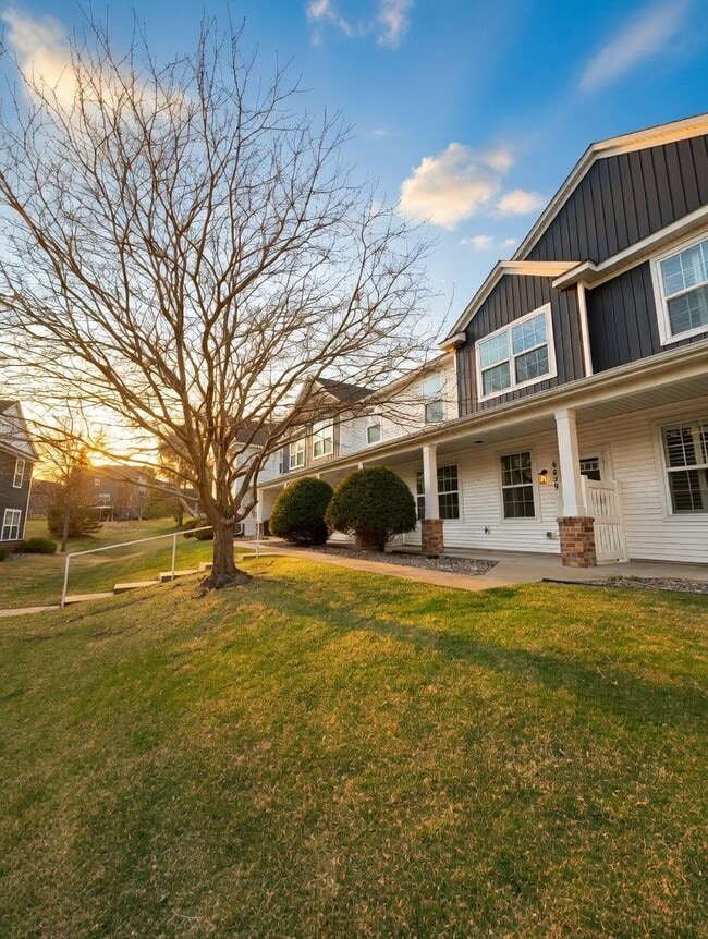 Building Photo - Rare 2bed + Loft Townhome in Maple Grove