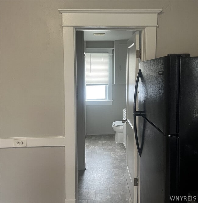 Building Photo - 91 Amber St