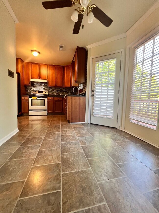 Building Photo - Great Duplex in Briarwood