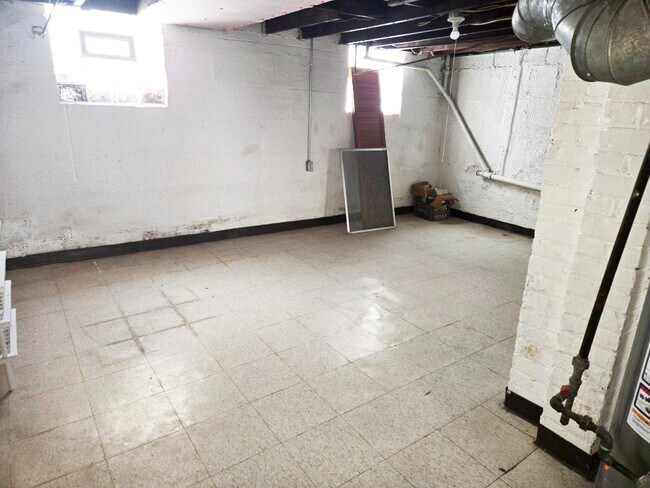 Building Photo - 3150 Phillips Ave