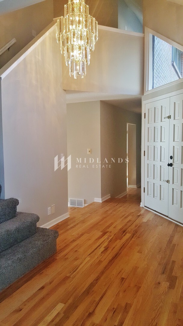 Building Photo - Stunning Updated Rockbrook Home