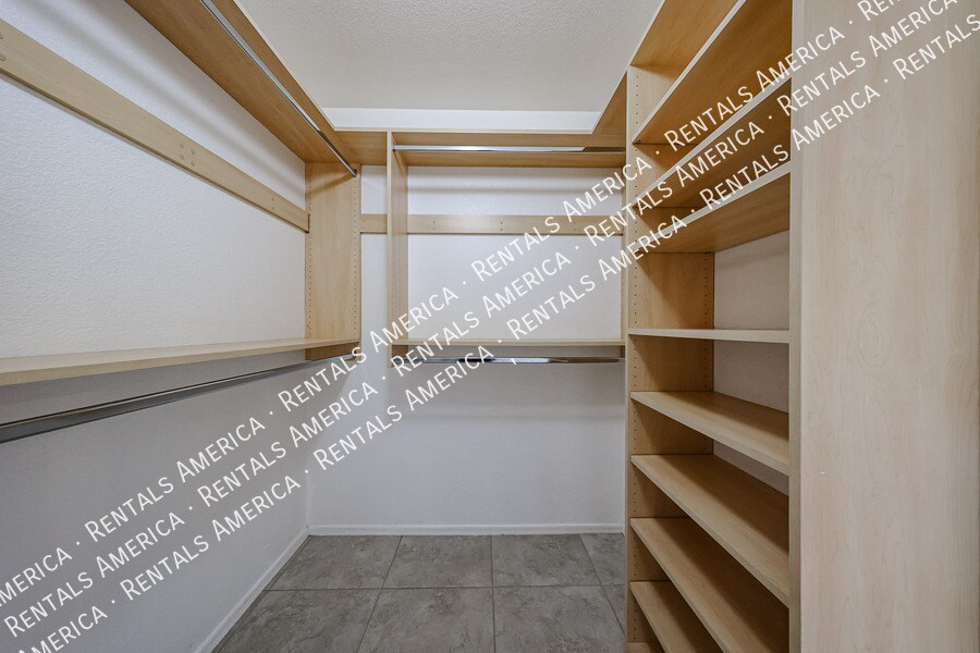 Building Photo - 854 W Straford Ave
