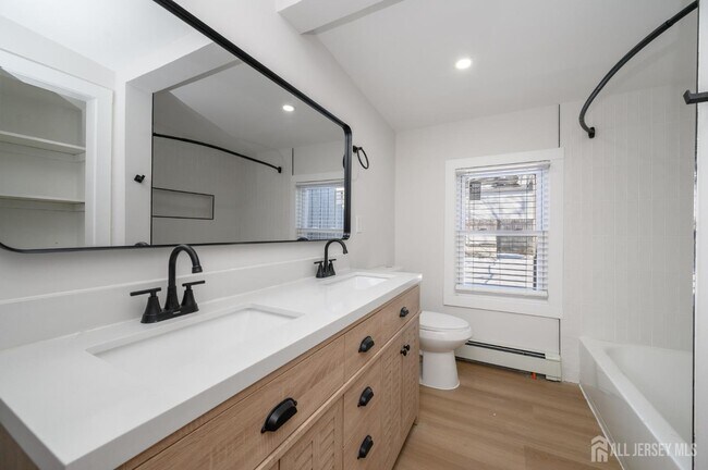 Building Photo - 8 Orchard St