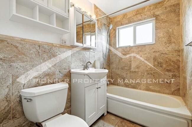 Building Photo - Charming Duplex with Washer/Dryer and Fenc...