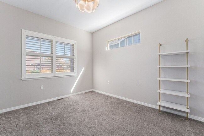 Building Photo - 3 bed/3 bath Amazing House close to Stanle...