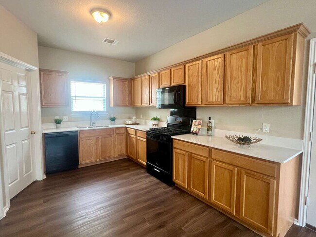Building Photo - Kyle: Plum Creek Subdv