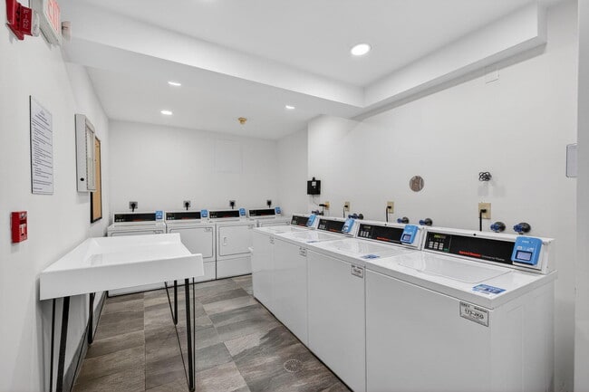 Building Photo - 2424 SE 17th St