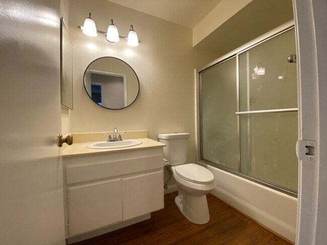 Building Photo - Spacious 4 bed/3 Bath in Oceanside!