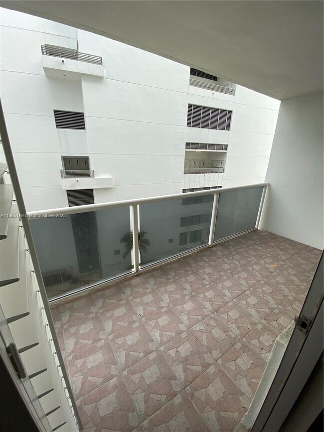 Building Photo - 3725 S Ocean Dr