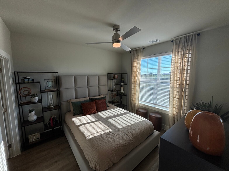 Building Photo - 425 El Rio St