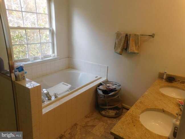 Building Photo - 337 Kirby St