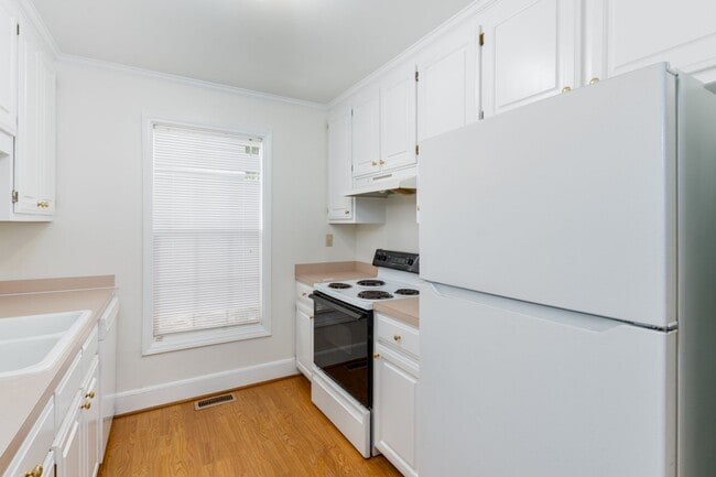 Building Photo - Quiet Neighborhood in a Conveniently Locat...