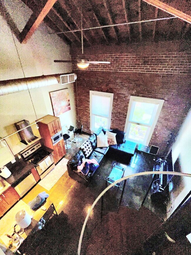 Building Photo - Coming Soon: Stylish Loft in the Heart of ...