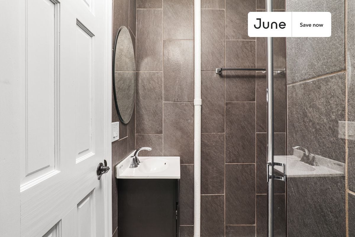 Building Photo - 534 E 14th St