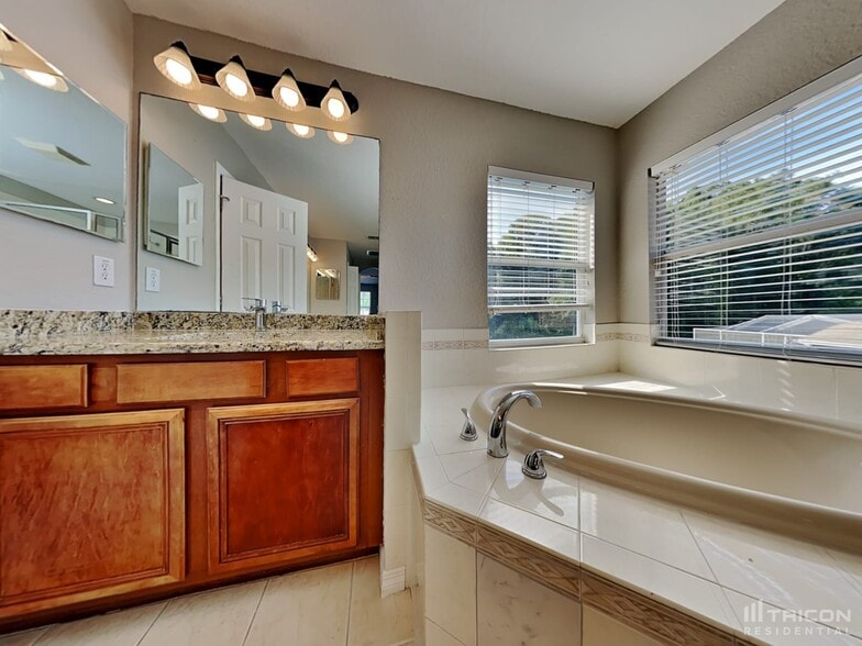 Building Photo - 10636 Deerberry Dr