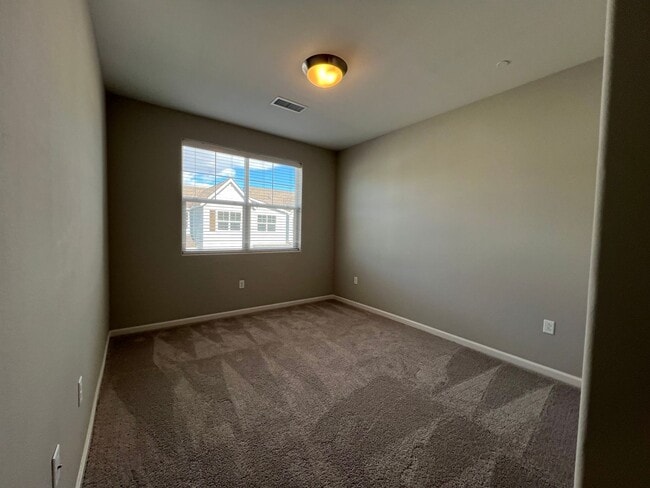 Building Photo - Modern! 3/2.5/2 Townhome in Minden