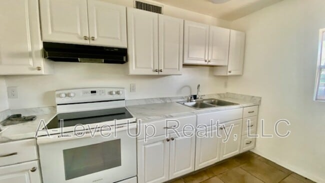 Building Photo - 1025 S Santa Rita Ave
