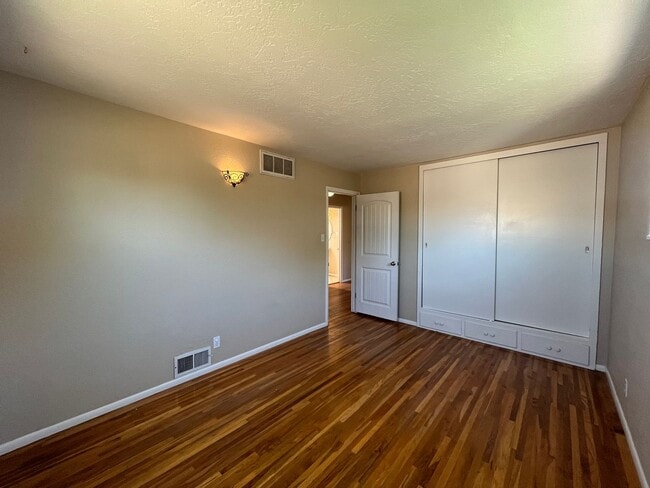 Building Photo - Charming 3 Bedroom 2 Bathroom Home In The NE!