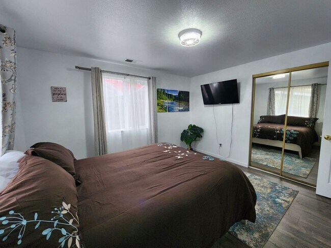 Building Photo - Fully Furnished House in Eureka