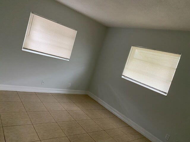 Building Photo - 2726 NE 5th Ave