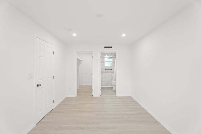 Building Photo - 121 S Lake Dr