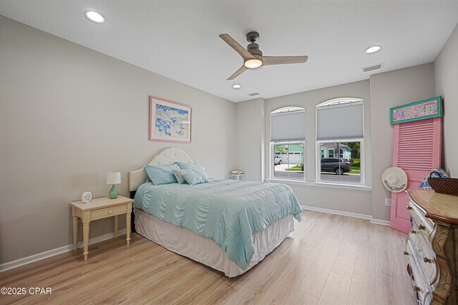 Building Photo - 9431 Paradise Dr