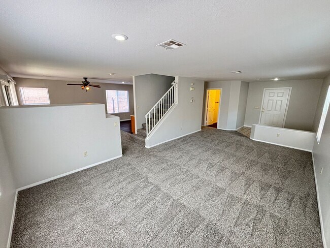 Building Photo - Beautiful 4Bed/3Bath/2Car residence located in Summerlin near Town Center Drive