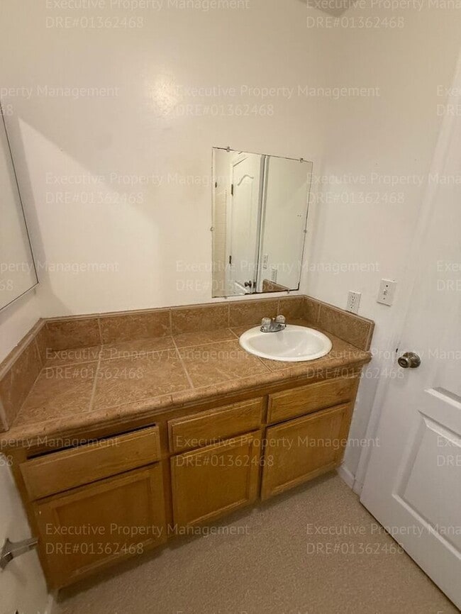 Building Photo - Spacious 3 bedroom, 2.5 bathroom townhome....