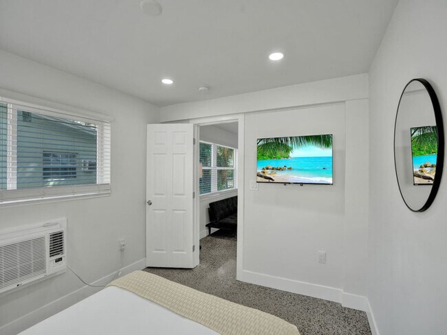 Building Photo - 906 N Riverside Dr