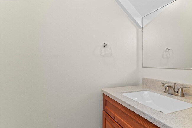 Building Photo - Fully remodeled 2 bedroom in Kissimmee available now!