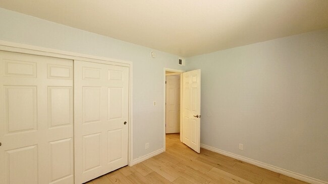 Building Photo - 4960 Indian River Dr