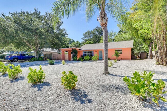 Primary Photo - Charming 3/2 Available Now! Furnished or U...