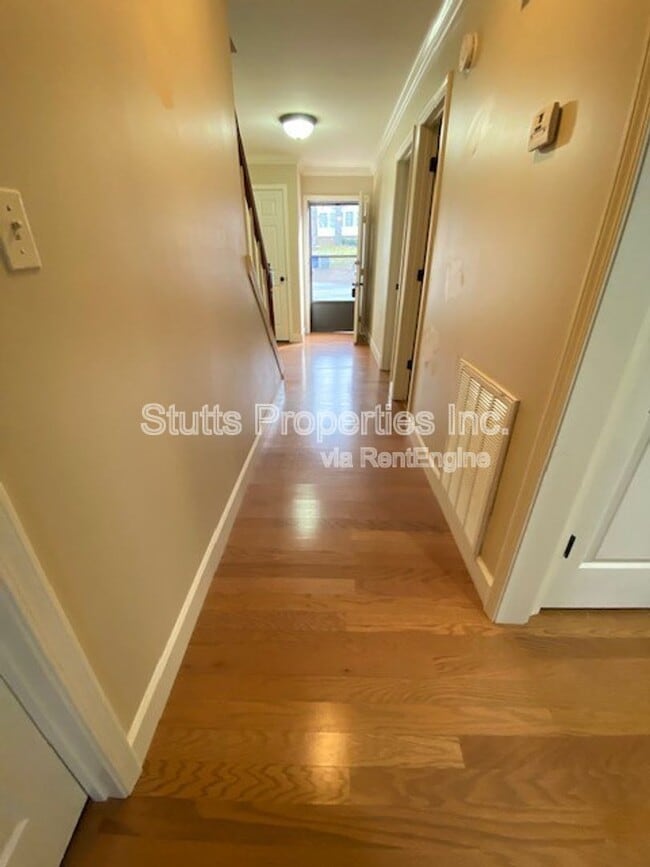 Building Photo - 206 Hillsboro Cir