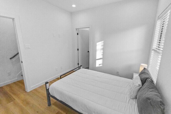 Building Photo - 6742 Peerless St