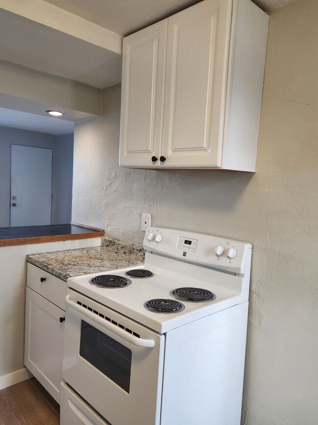 Building Photo - 1 BR 1 BATH FULL REMODEL UPPER UNIT FREE RENT OAC