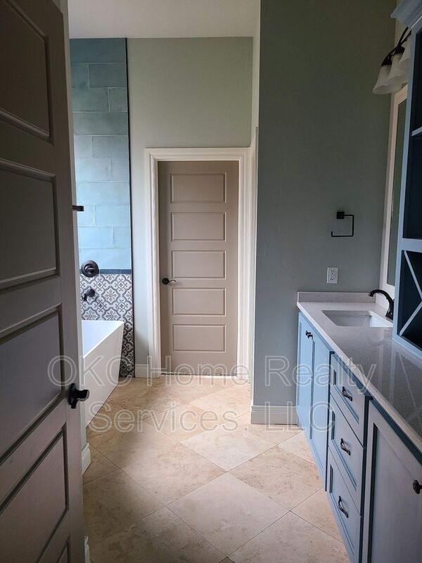 Building Photo - 4800 Hambletonian Ln