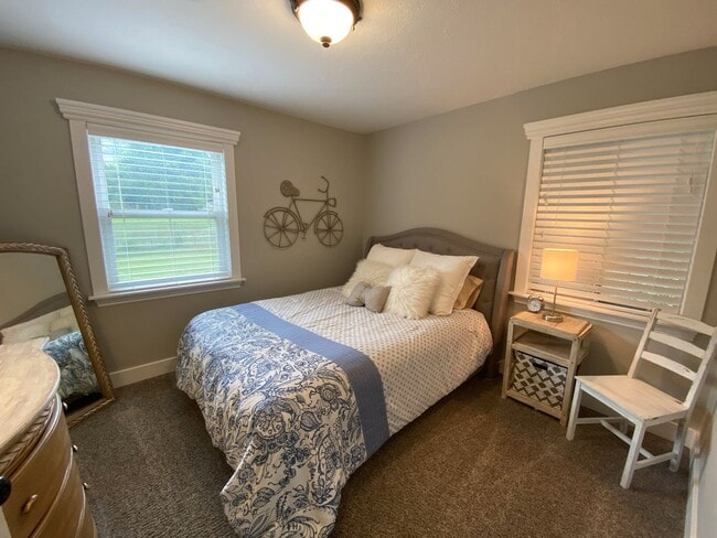 Building Photo - Beautiful Farmington Home