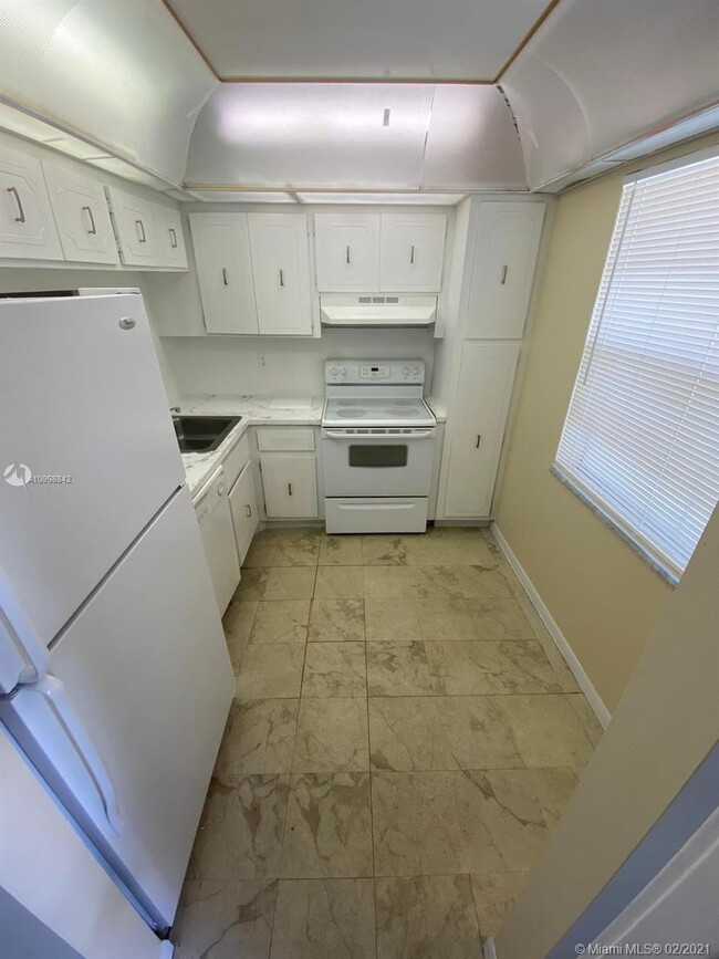 Building Photo - 3511 Inverrary Dr