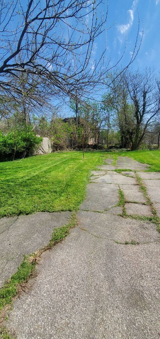 Building Photo - Charming 4-Bedroom Property in Prime Location